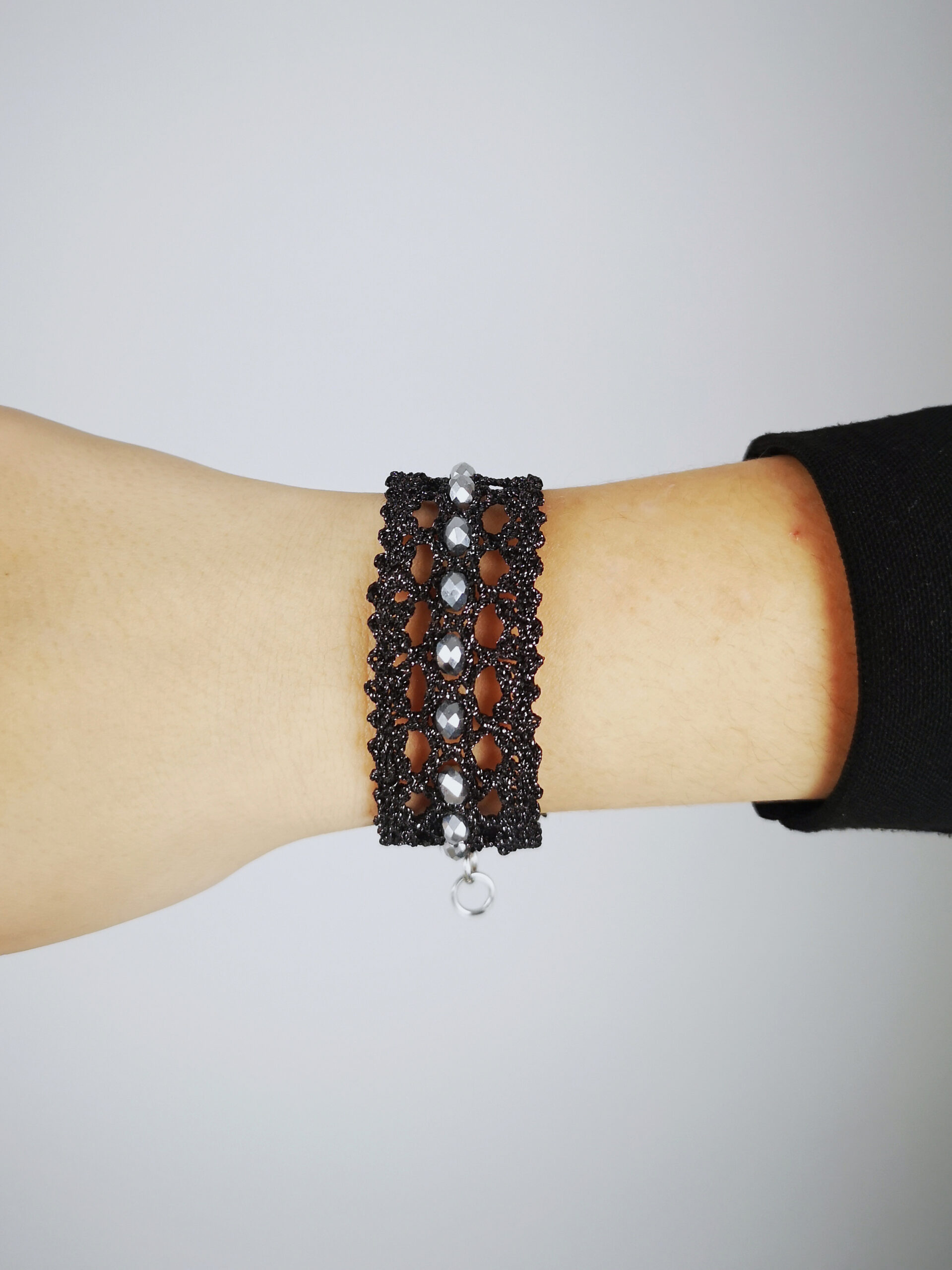 Pulsera negra y plata de encaje de bolillos ancha - Imagen 2