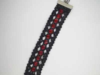 Pulsera ancha negra y plata de encaje de bolillos
